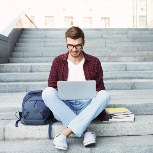 Cursos Autocad chico sentado