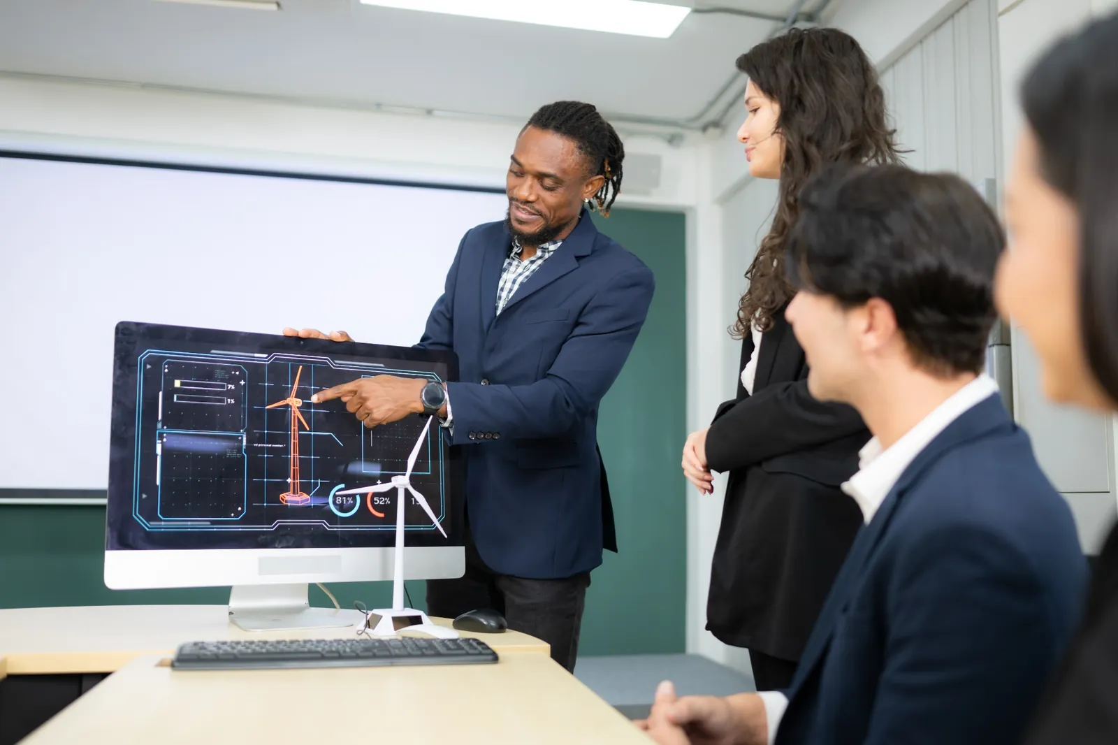 Instructor mostrando un modelo 3D en pantalla durante el Curso de AutoCAD 3D y Modelado Avanzado