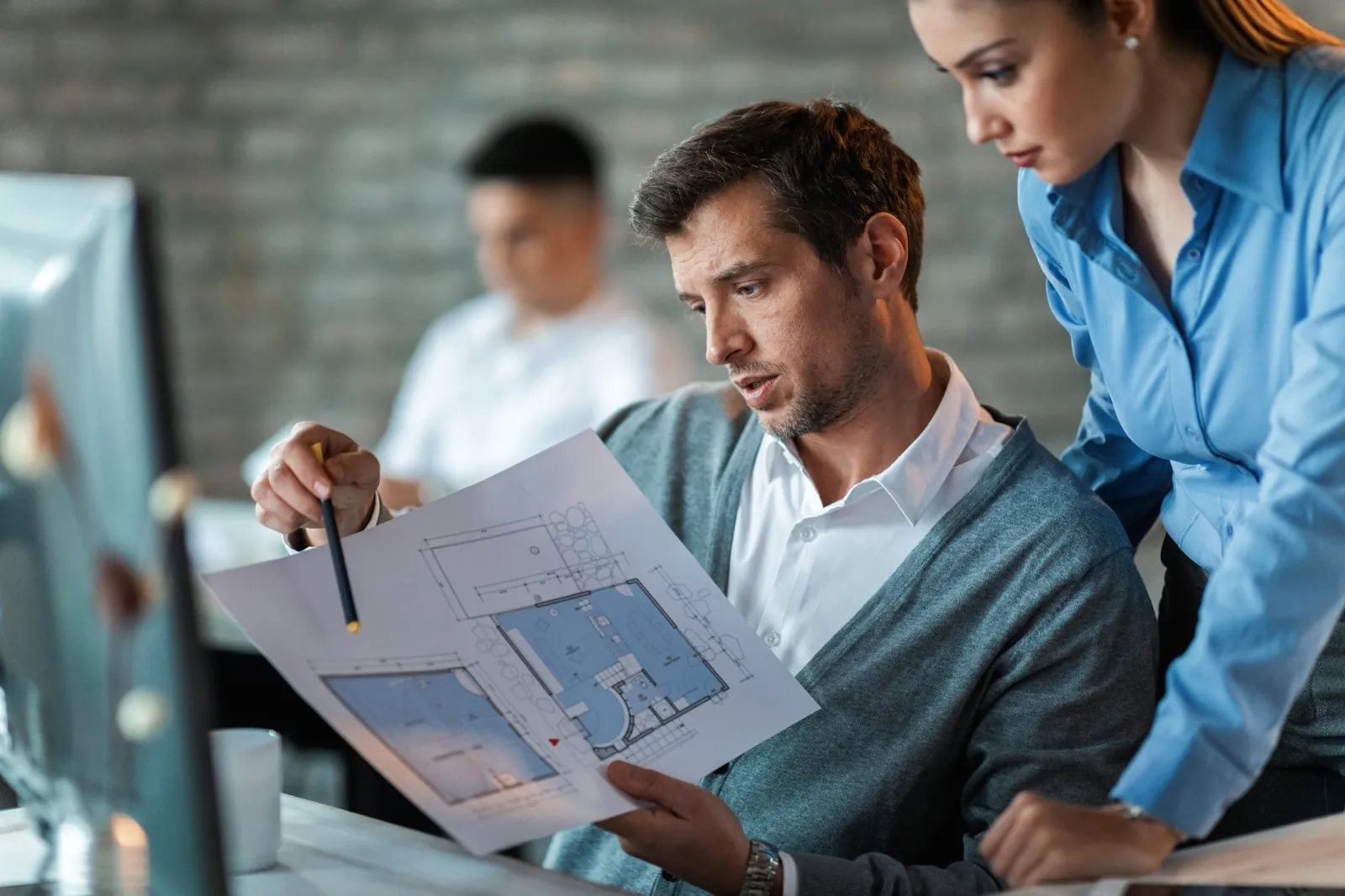 Dos alumnos viendo los planos de Autocad