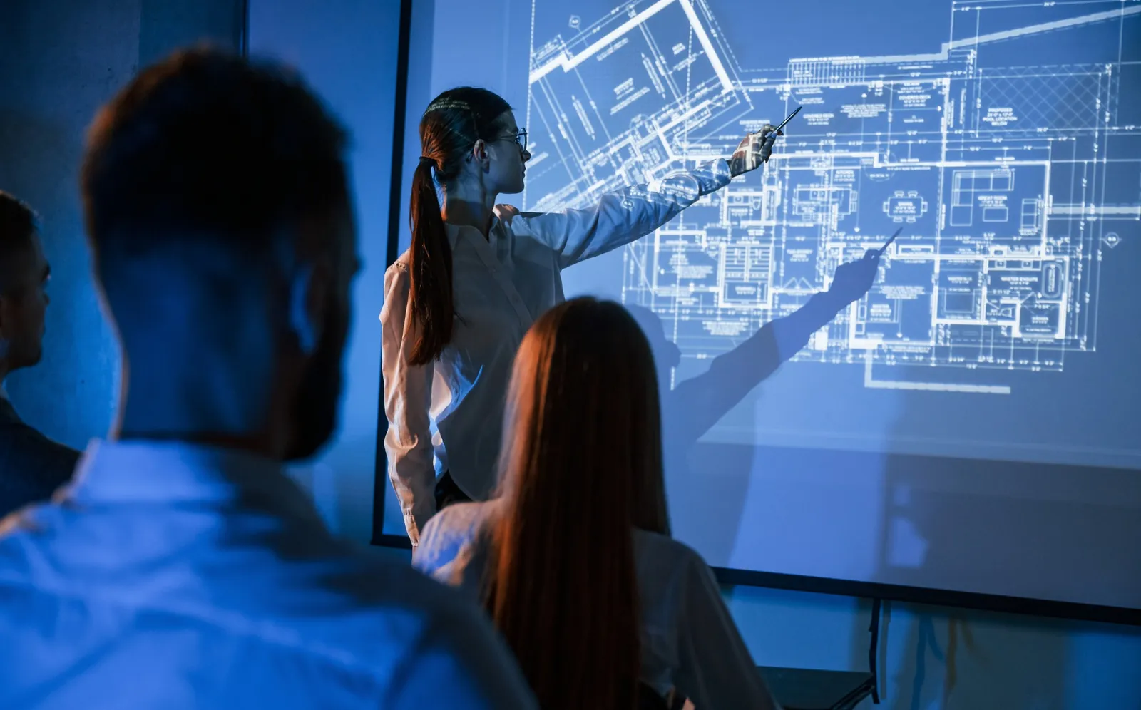 Profesora mostrando planos técnicos en pantalla durante el Curso de AutoCAD Tips de Productividad